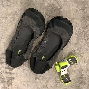 Nike fitness flats with arch straps, size 9.5